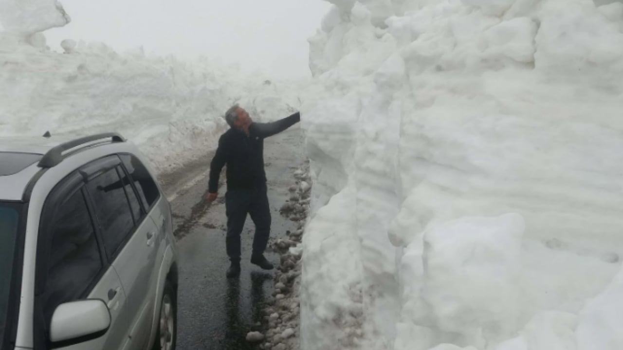 Foto - Burası ne Van ne Hakkari! Yaz şehrinde kar 2 metreyi aştı