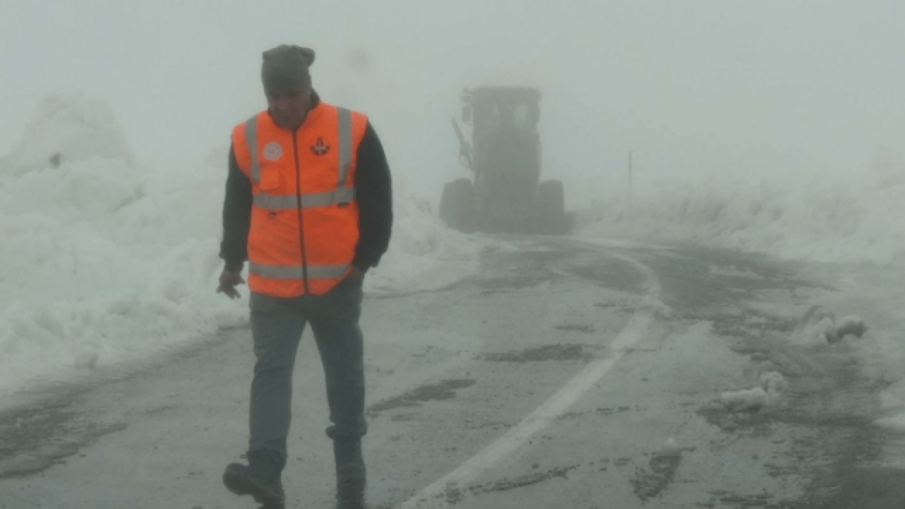 Foto - Burası ne Van ne Hakkari! Yaz şehrinde kar 2 metreyi aştı