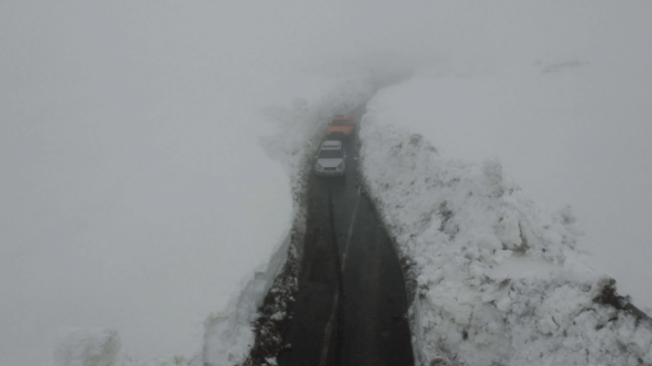 Foto - Burası ne Van ne Hakkari! Yaz şehrinde kar 2 metreyi aştı