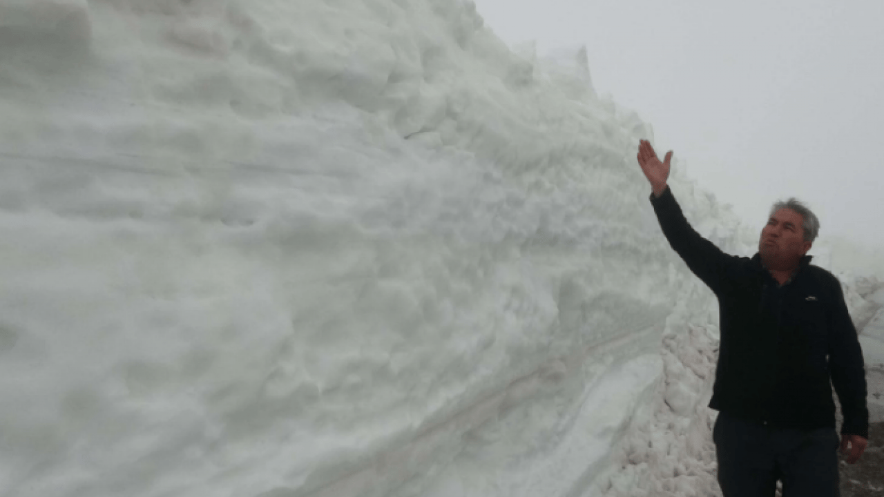 Burası ne Van ne Hakkari! Yaz şehrinde kar 2 metreyi aştı
