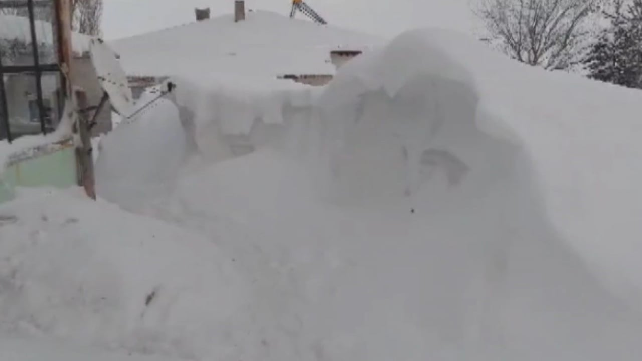 Foto - Burası Rusya değil Türkiye! Bina boyu kadar kar yağdı