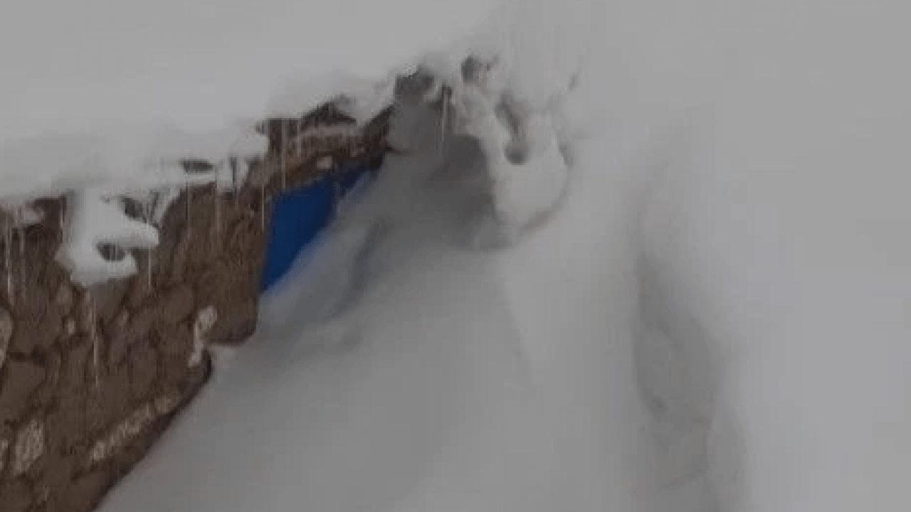 Foto - Burası Rusya değil Türkiye! Bina boyu kadar kar yağdı