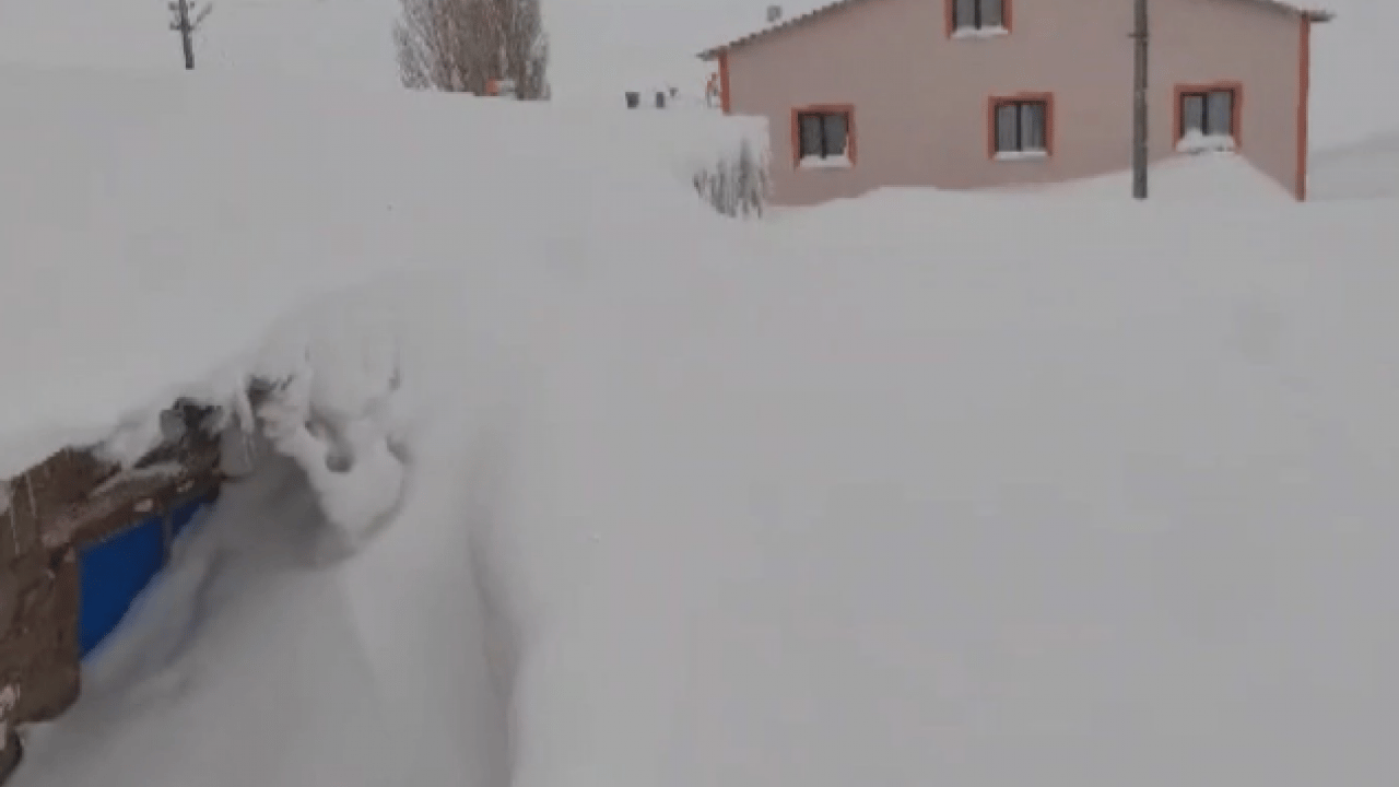 Foto - Burası Rusya değil Türkiye! Bina boyu kadar kar yağdı
