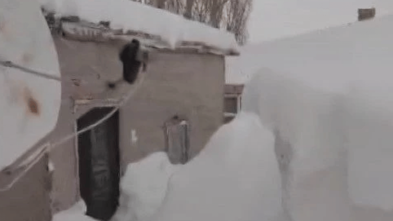 Burası Rusya değil Türkiye! Bina boyu kadar kar yağdı