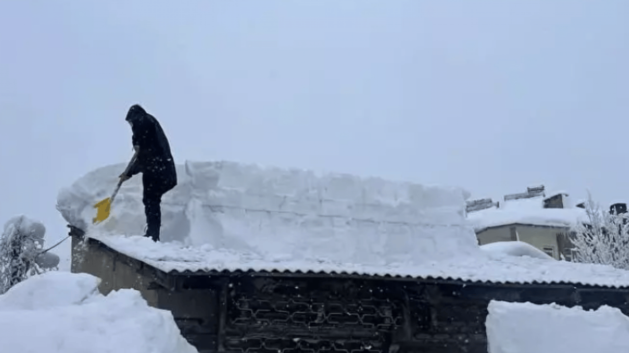 Foto - Burası Rusya değil Türkiye: Evler kar altında kaldı!