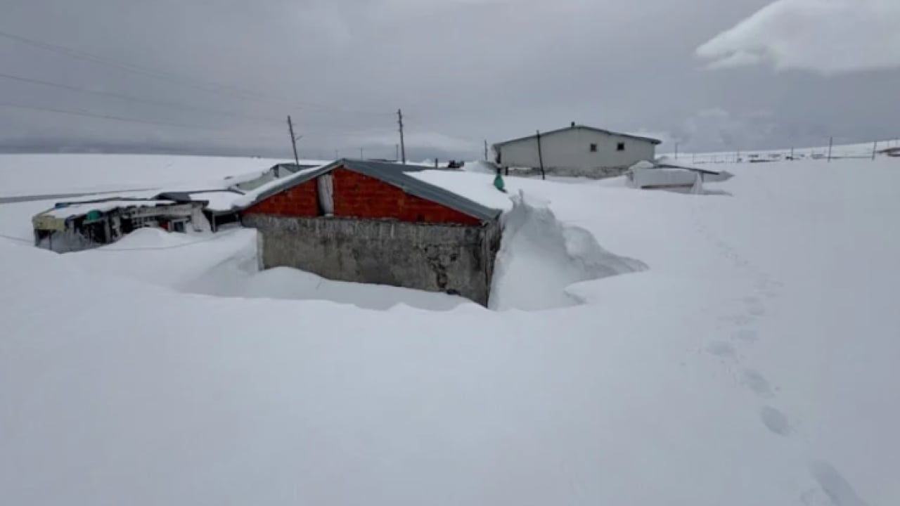 Foto - Burası Sibirya değil Türkiye! Evler kar altında kaldı!