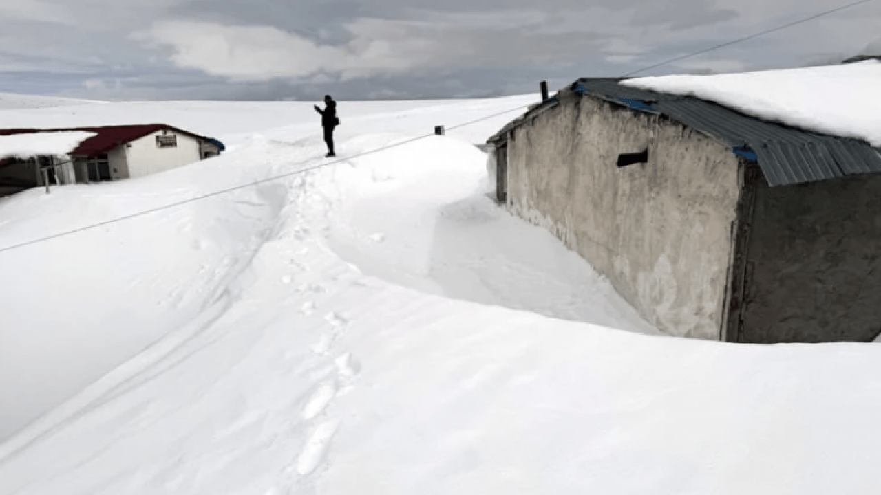 Foto - Burası Sibirya değil Türkiye! Evler kar altında kaldı!