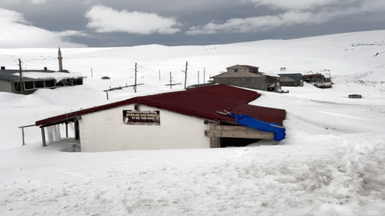 Foto - Burası Sibirya değil Türkiye! Evler kar altında kaldı!