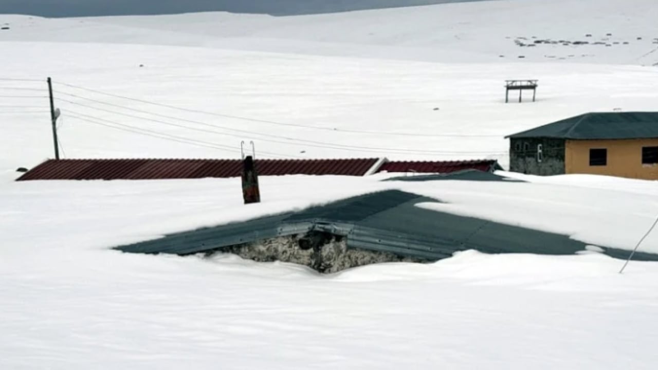 Foto - Burası Sibirya değil Türkiye! Evler kar altında kaldı!