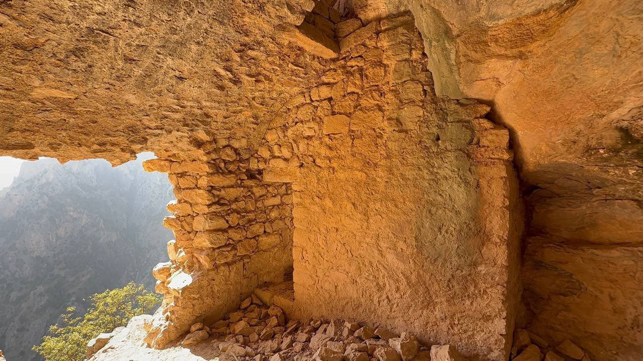 Foto - Burası Trabzon değil Adana! Dağların kalbinde kayıp bir Sümela