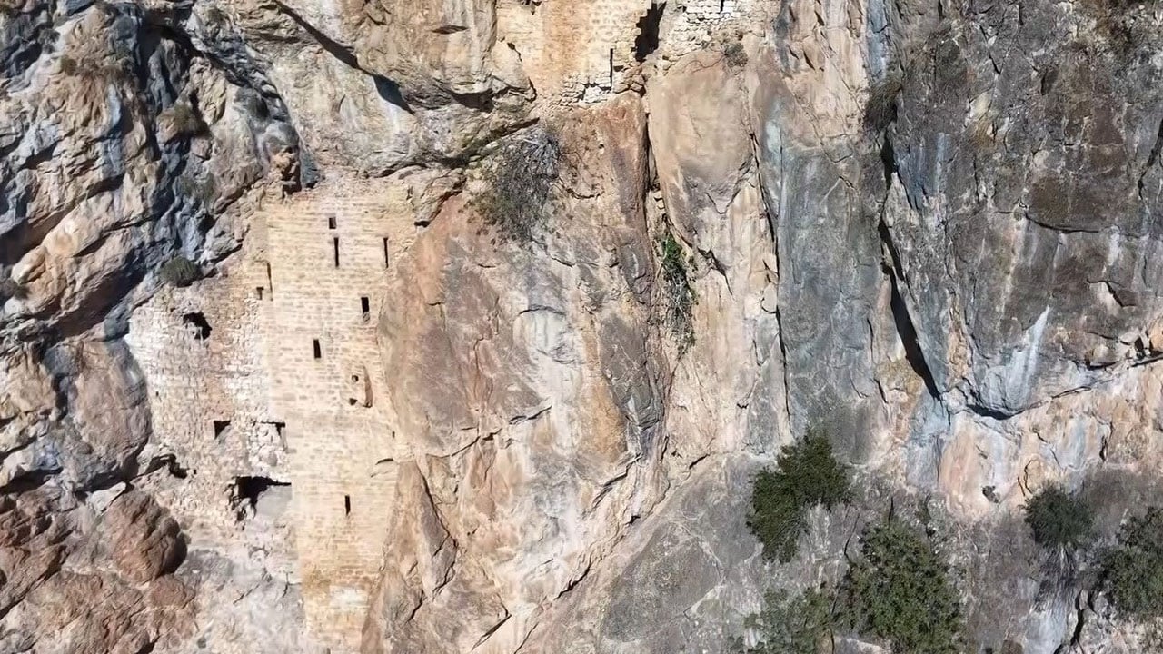 Foto - Burası Trabzon değil Adana! Dağların kalbinde kayıp bir Sümela
