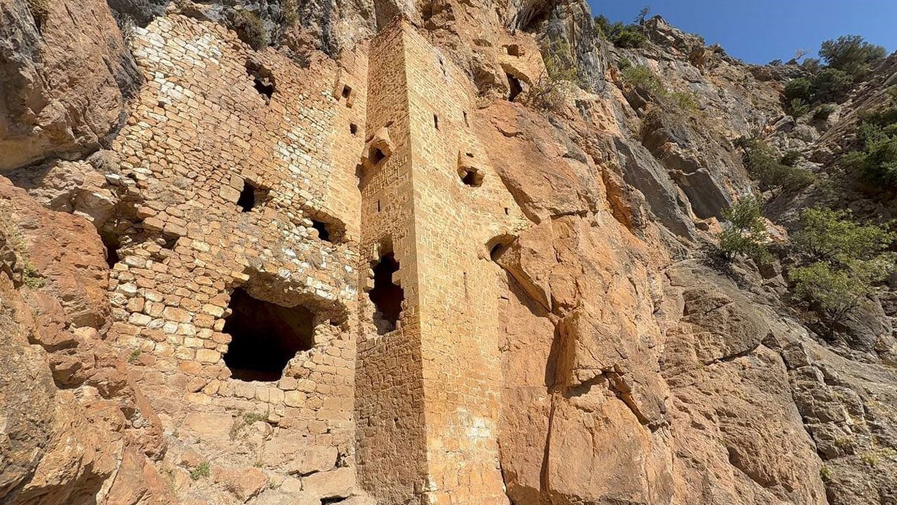 Foto - Burası Trabzon değil Adana! Dağların kalbinde kayıp bir Sümela