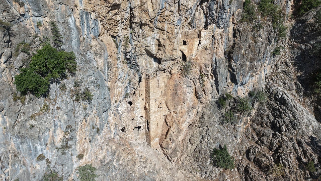 Burası Trabzon değil Adana! Dağların kalbinde kayıp bir Sümela