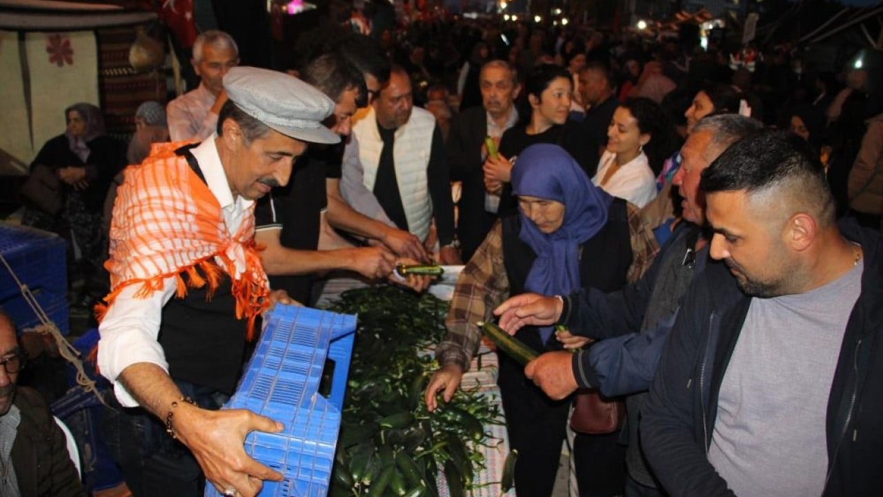Foto - Burcu burcu kokuyor dedi 1 ton salatalığı soyarak halka bedava dağıttı 