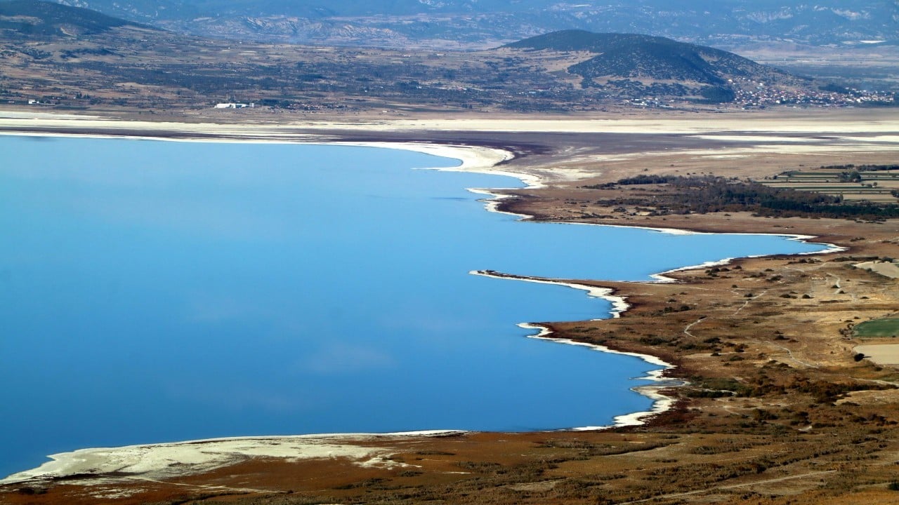 Burdur Gölü'nde kuraklık tehlikesi artıyor! Son hâli havadan çekildi