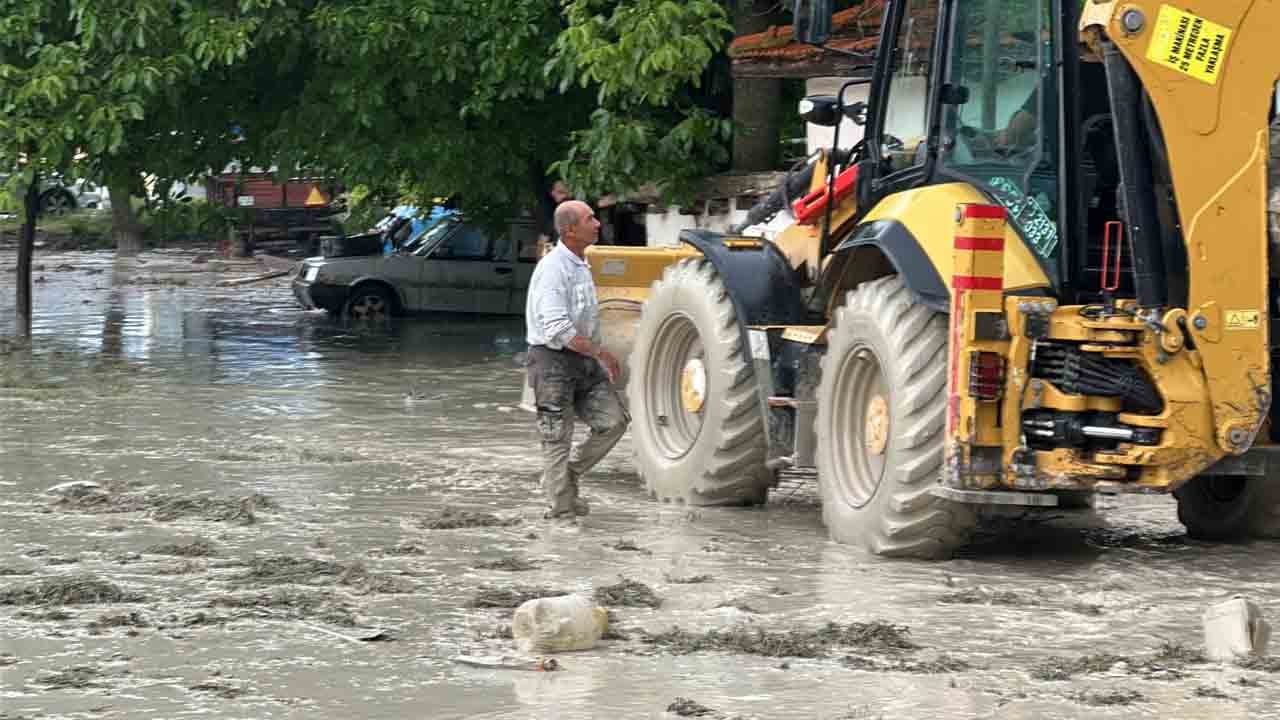 Foto - Burdur’u sağanak vurdu: Evleri su, yolları çamur bastı