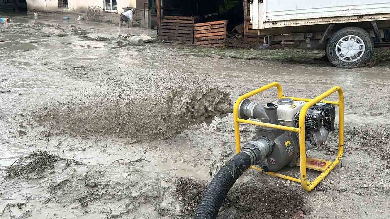 Foto - Burdur’u sağanak vurdu: Evleri su, yolları çamur bastı
