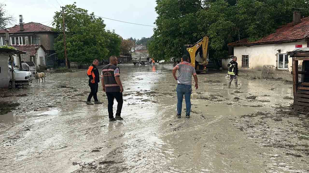 Foto - Burdur’u sağanak vurdu: Evleri su, yolları çamur bastı
