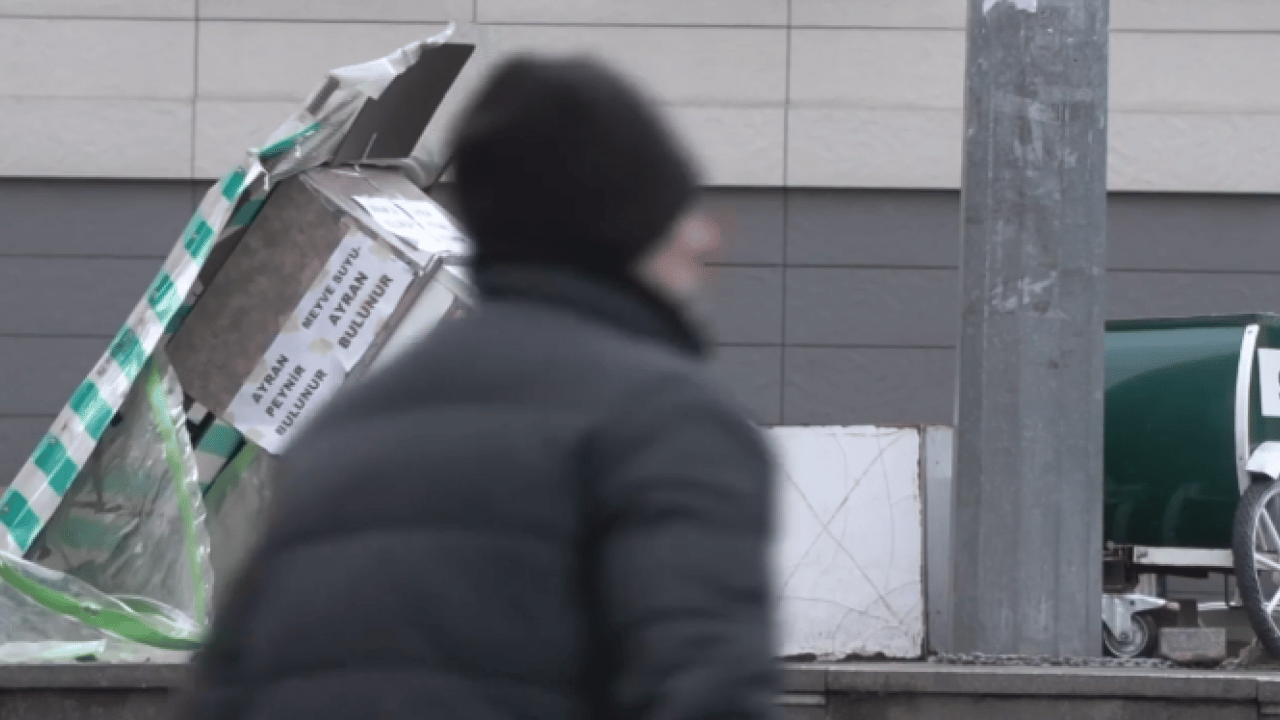 Foto - Bursa fırtınaya teslim: Ağaçlar devrildi, vatandaşlar yürümekte güçlük çekti