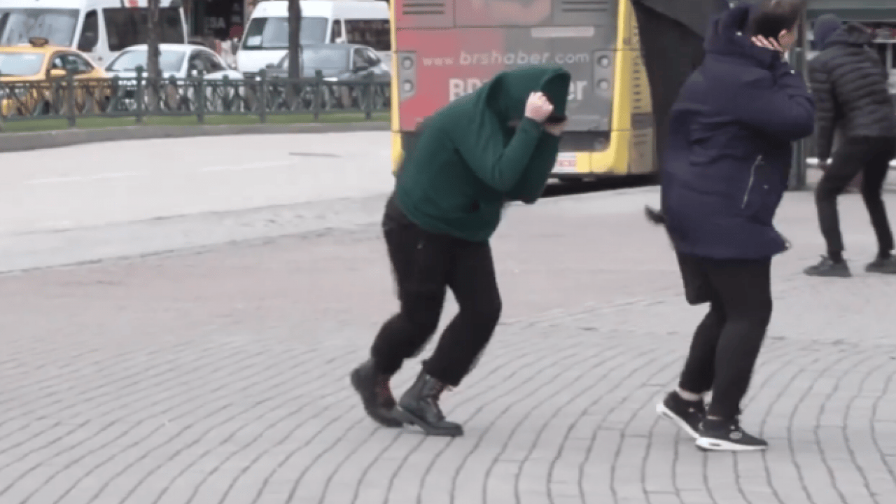 Foto - Bursa fırtınaya teslim: Ağaçlar devrildi, vatandaşlar yürümekte güçlük çekti