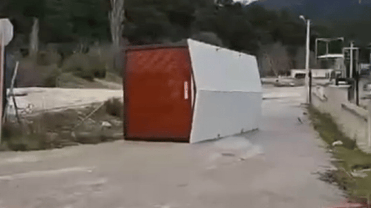 Bursa fırtınaya teslim: Ağaçlar devrildi, vatandaşlar yürümekte güçlük çekti