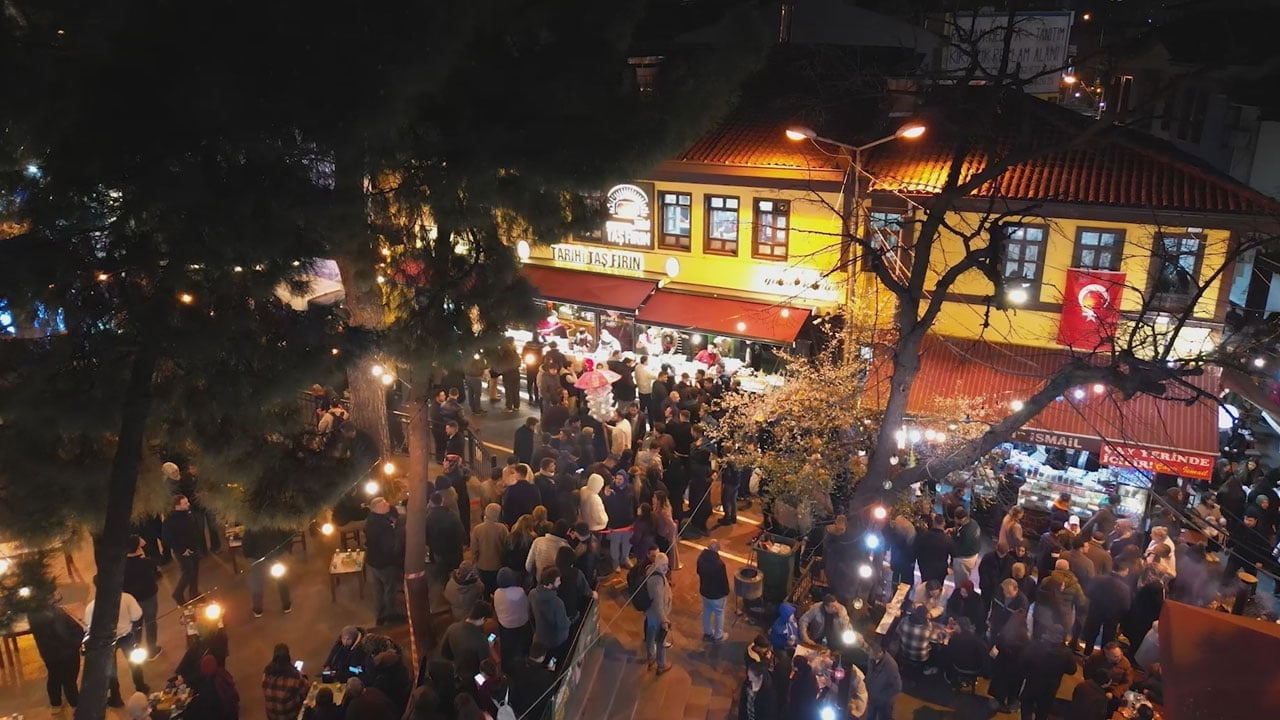 Foto - Bursa'da değişmeyen manzara! Bu lezzet için sahurda metrelerce kuyruk oluyor