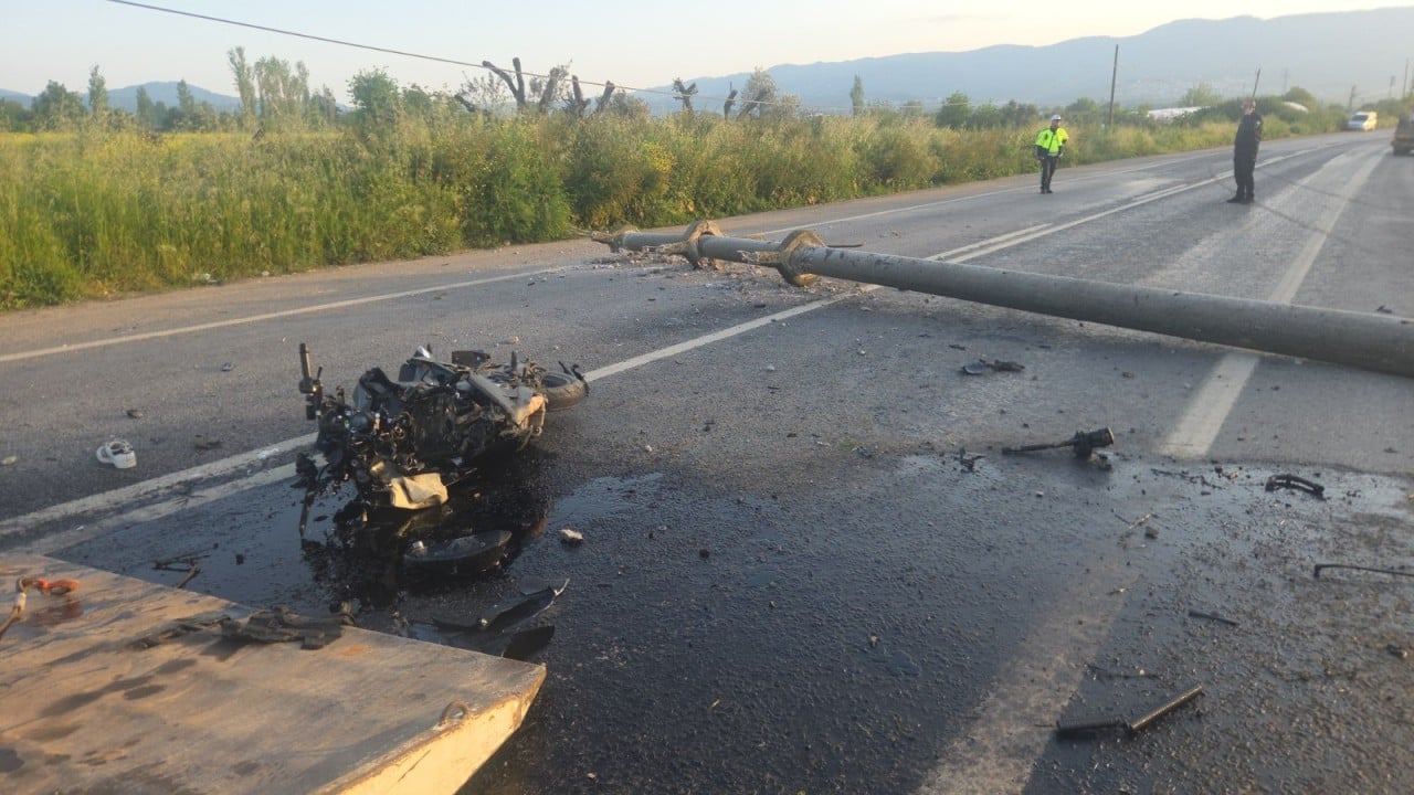 Foto - Bursa'da feci kaza! Otomobil tarlaya uçtu motosiklet direğe çarptı!