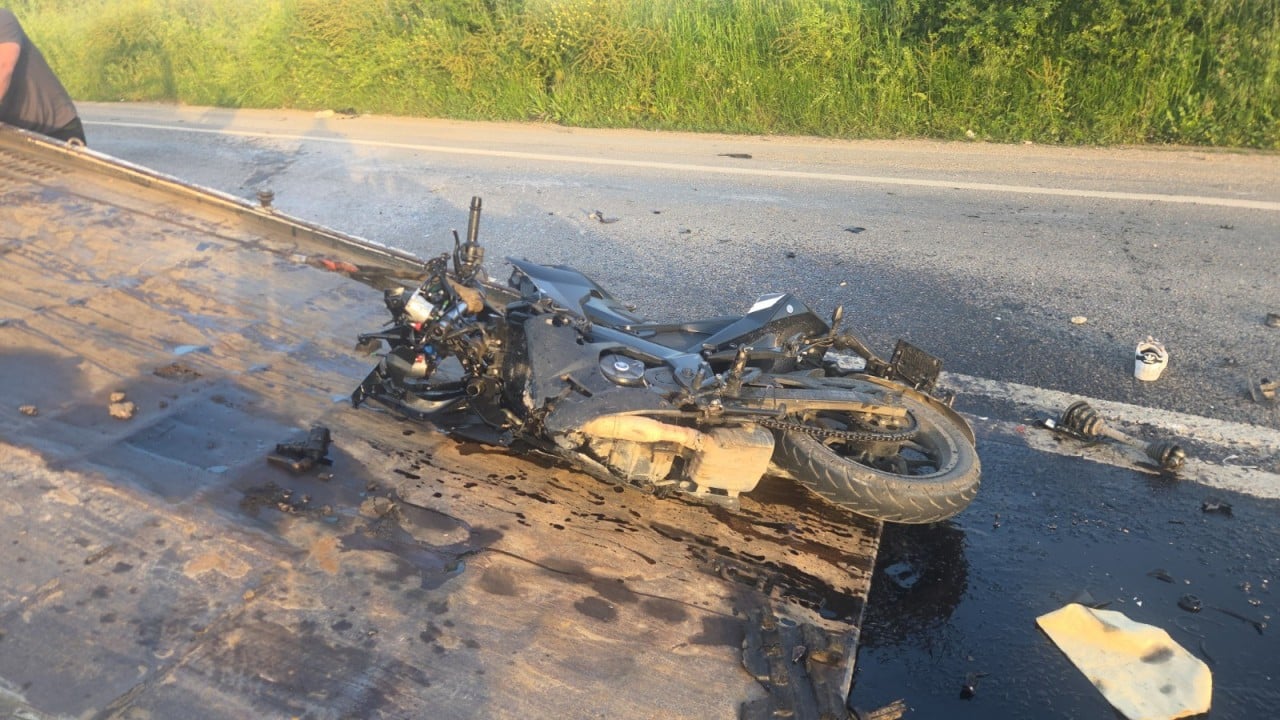 Foto - Bursa'da feci kaza! Otomobil tarlaya uçtu motosiklet direğe çarptı!