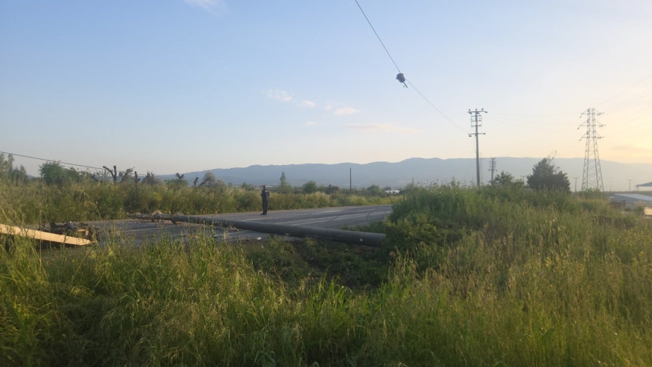Foto - Bursa'da feci kaza! Otomobil tarlaya uçtu motosiklet direğe çarptı!