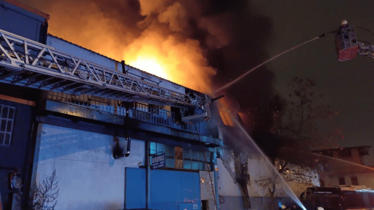 Foto - Bursa’da korkutan iş yeri yangını: Alevler 4 işletmeye birden sıçradı!