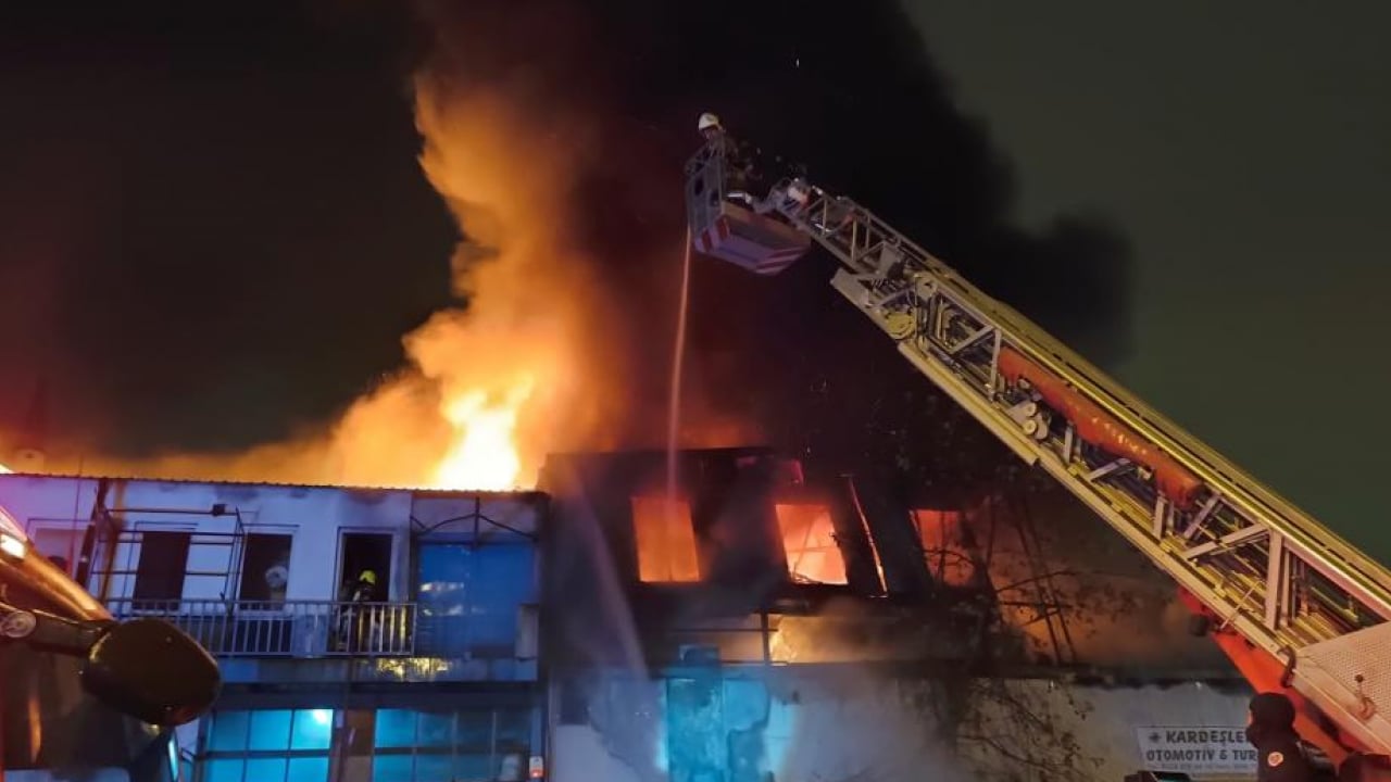 Foto - Bursa’da korkutan iş yeri yangını: Alevler 4 işletmeye birden sıçradı!