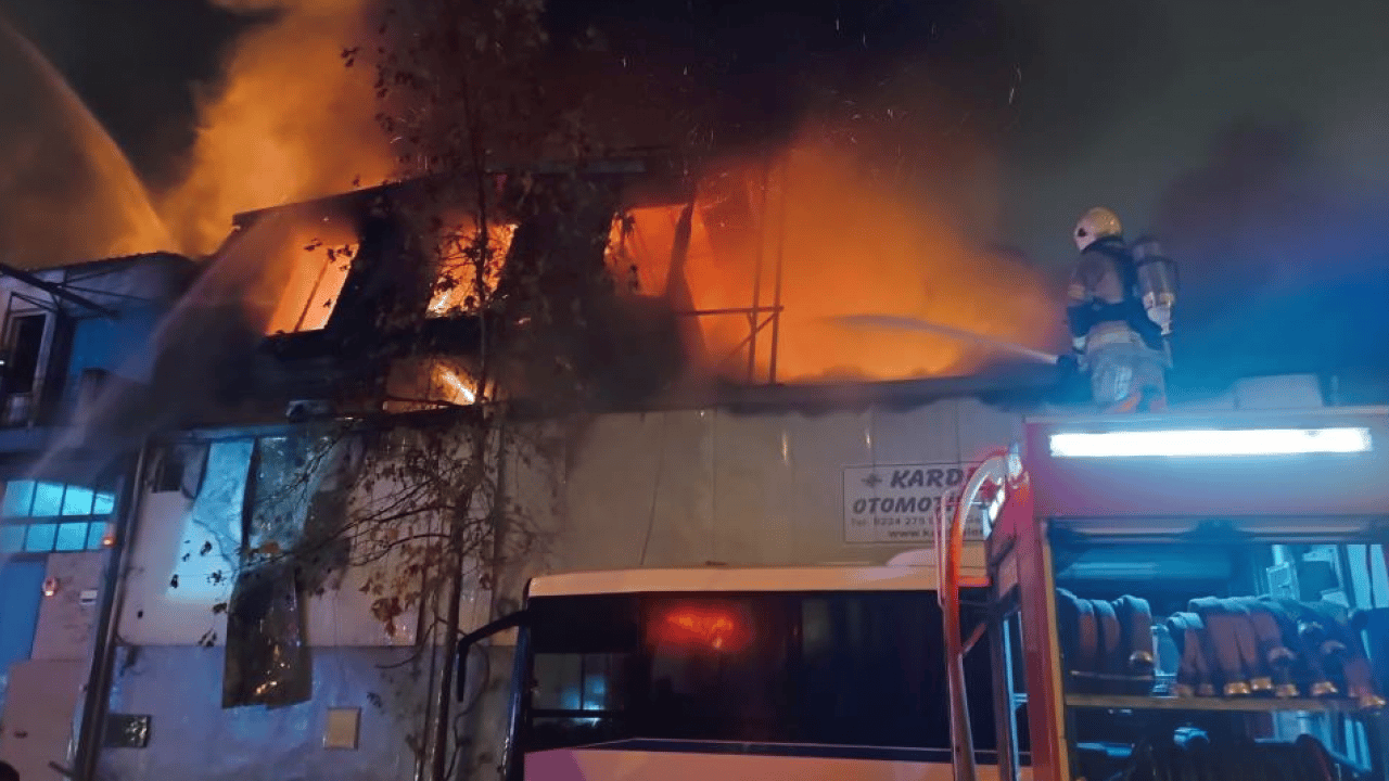Bursa’da korkutan iş yeri yangını: Alevler 4 işletmeye birden sıçradı!