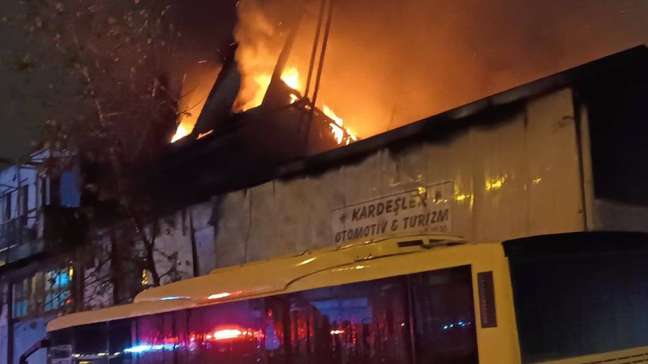 Foto - Bursa’da korkutan iş yeri yangını: Alevler 4 işletmeye birden sıçradı!