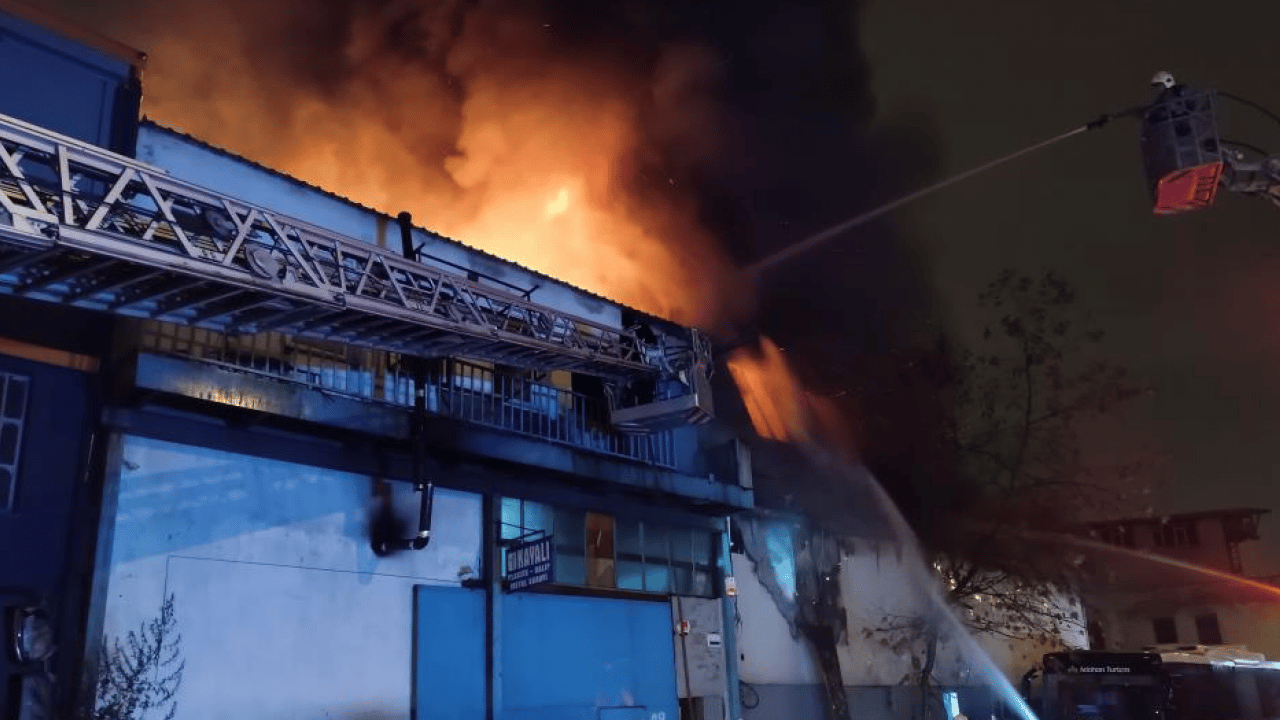 Foto - Bursa’da korkutan iş yeri yangını: Alevler 4 işletmeye birden sıçradı!
