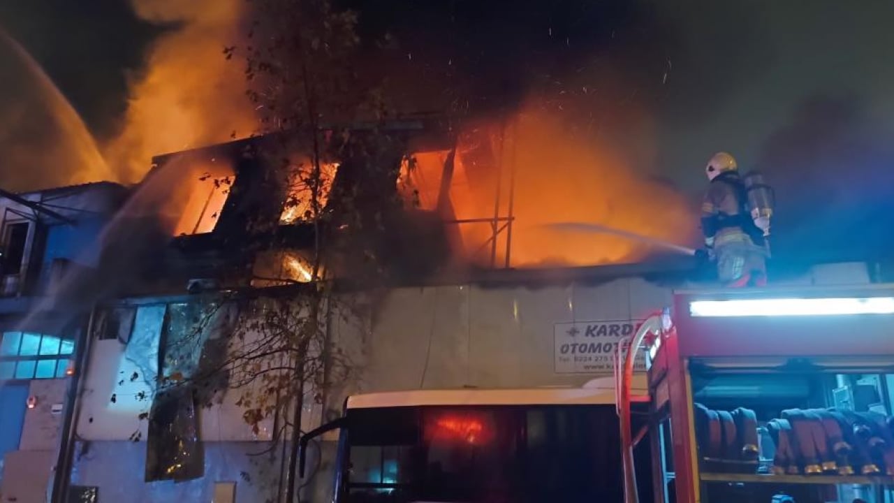 Foto - Bursa’da korkutan iş yeri yangını: Alevler 4 işletmeye birden sıçradı!