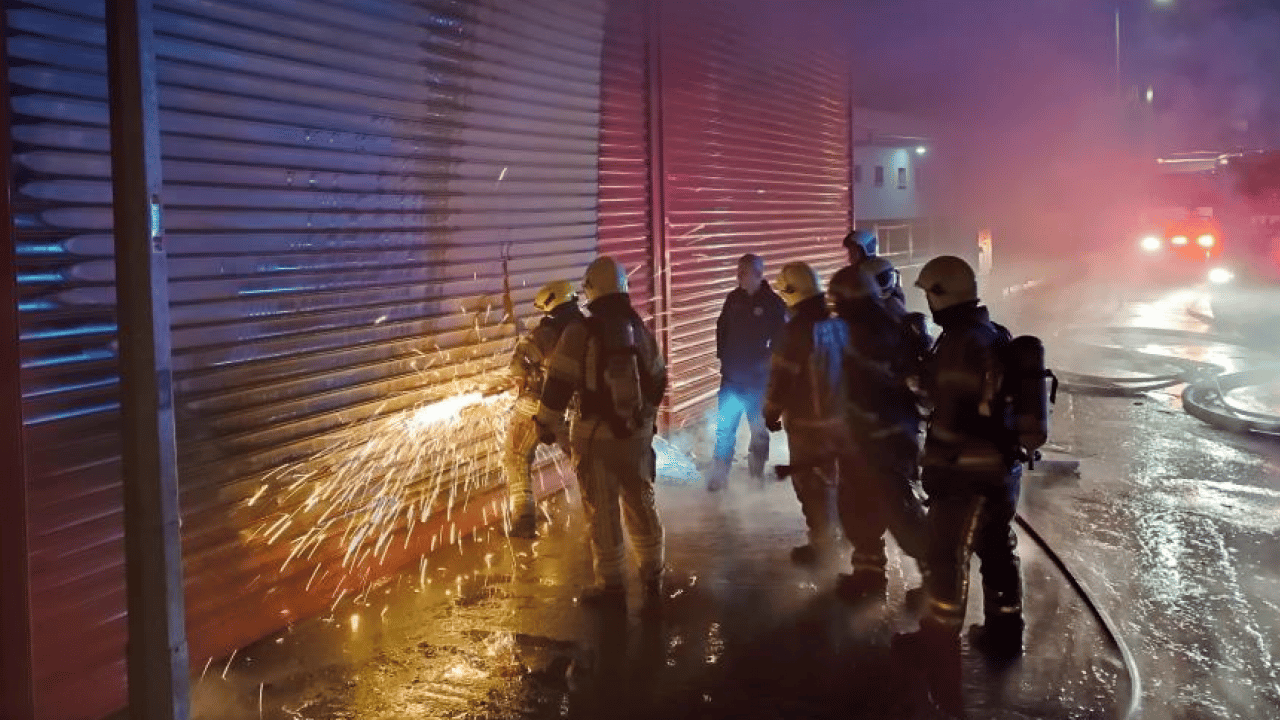 Foto - Bursa’da korkutan iş yeri yangını: Alevler 4 işletmeye birden sıçradı!