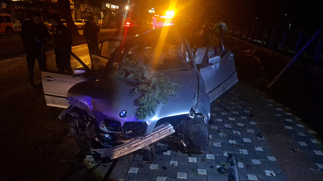 Bursa’da otomobil kağıt gibi ezildi! Genç sürücü ve arkadaşı ölümle pençeleşiyor!