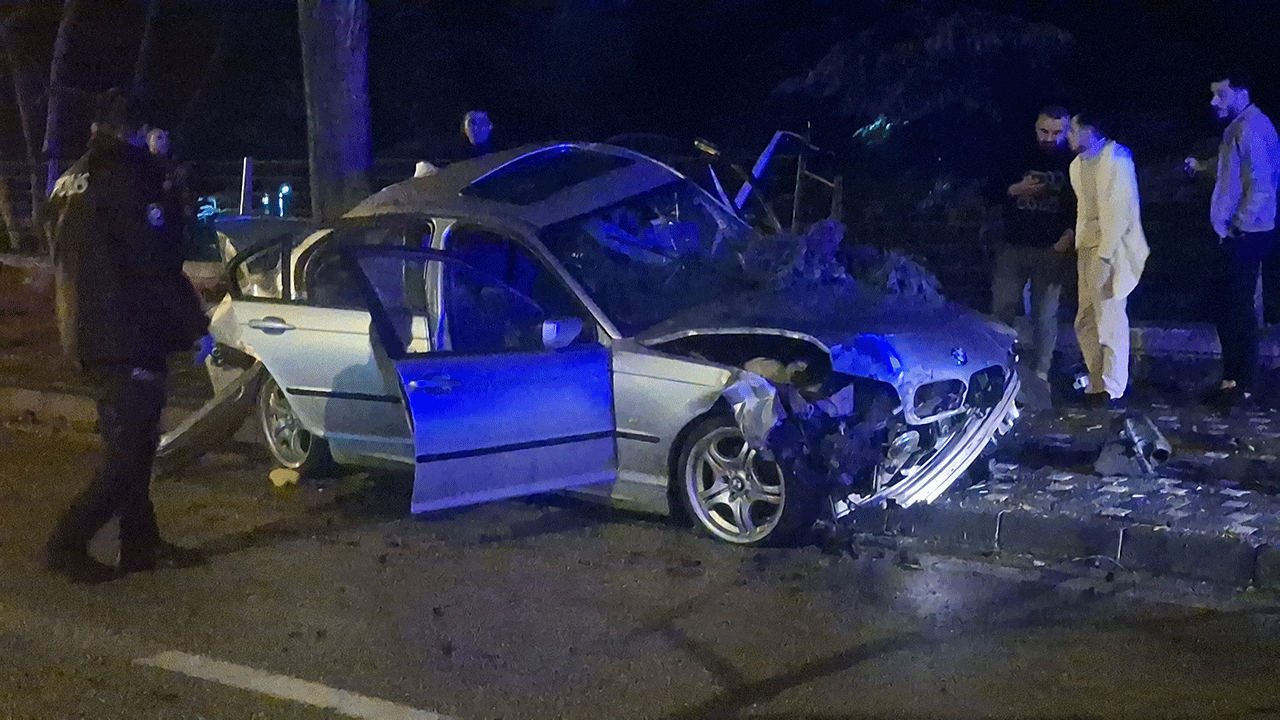 Foto - Bursa’da otomobil kağıt gibi ezildi! Genç sürücü ve arkadaşı ölümle pençeleşiyor!