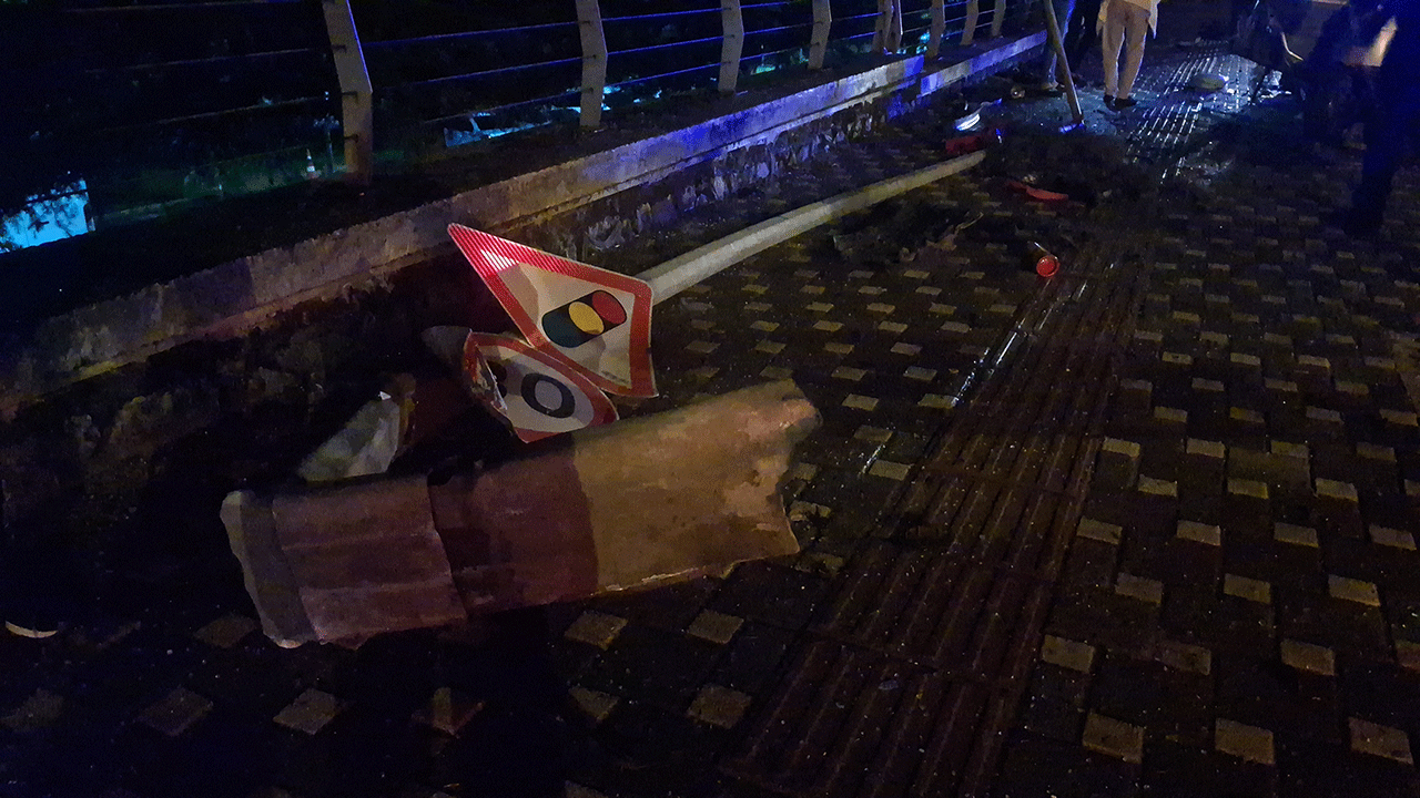 Foto - Bursa’da otomobil kağıt gibi ezildi! Genç sürücü ve arkadaşı ölümle pençeleşiyor!