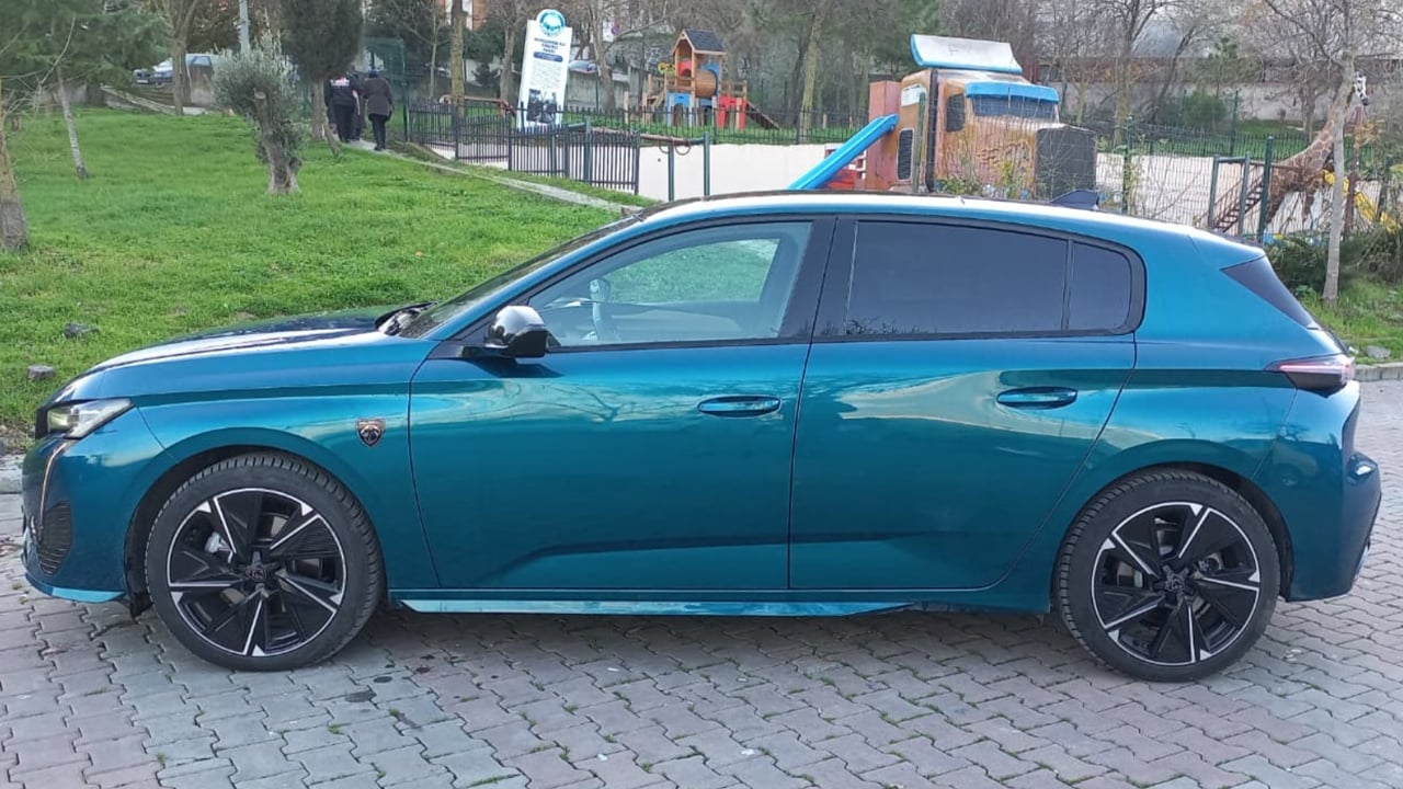Foto - Bütçe dostu, sürüş tutkunu! Peugeot E-308 GT sessizliğiyle değil, sürüşüyle akılda kalıyor!