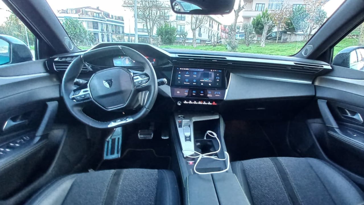 Foto - Bütçe dostu, sürüş tutkunu! Peugeot E-308 GT sessizliğiyle değil, sürüşüyle akılda kalıyor!