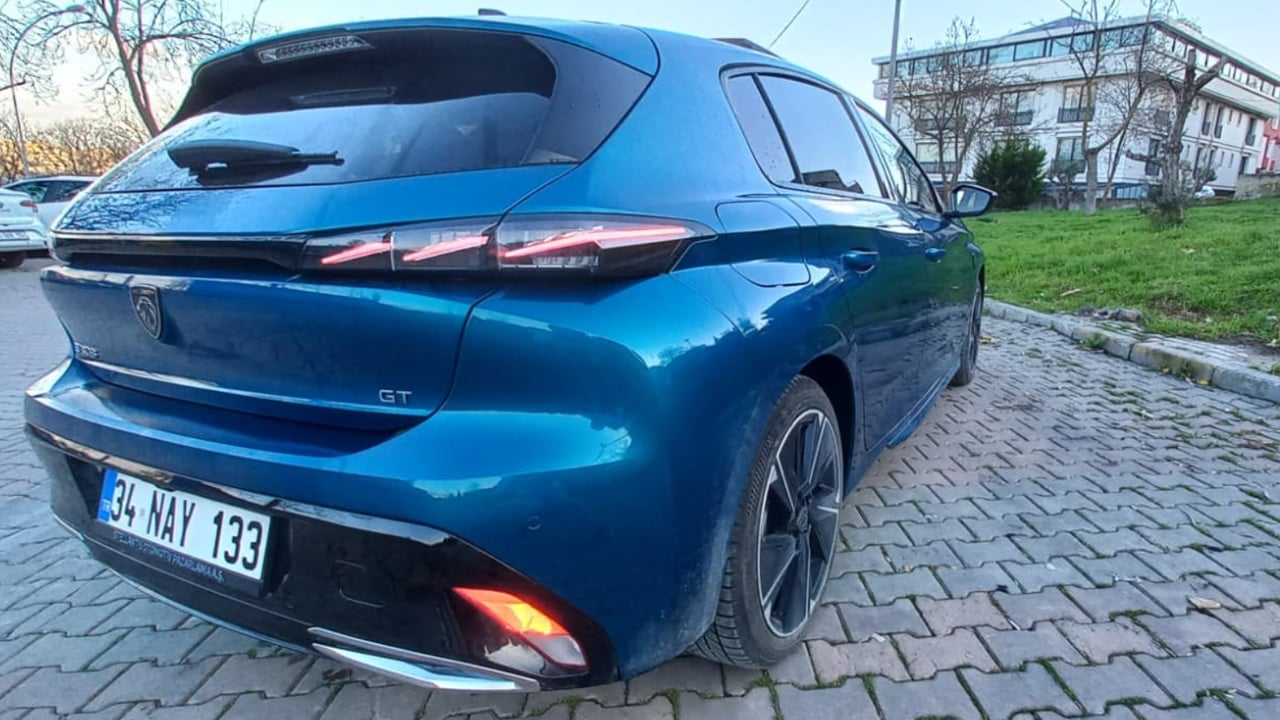 Foto - Bütçe dostu, sürüş tutkunu! Peugeot E-308 GT sessizliğiyle değil, sürüşüyle akılda kalıyor!