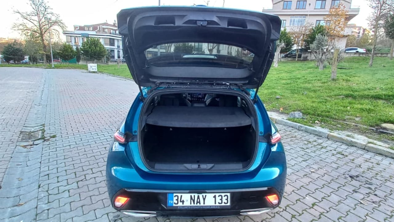 Foto - Bütçe dostu, sürüş tutkunu! Peugeot E-308 GT sessizliğiyle değil, sürüşüyle akılda kalıyor!