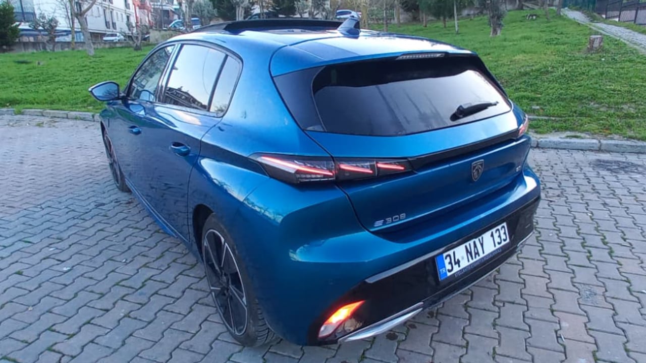 Foto - Bütçe dostu, sürüş tutkunu! Peugeot E-308 GT sessizliğiyle değil, sürüşüyle akılda kalıyor!