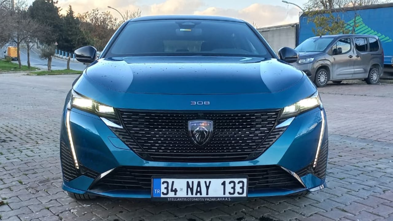 Foto - Bütçe dostu, sürüş tutkunu! Peugeot E-308 GT sessizliğiyle değil, sürüşüyle akılda kalıyor!