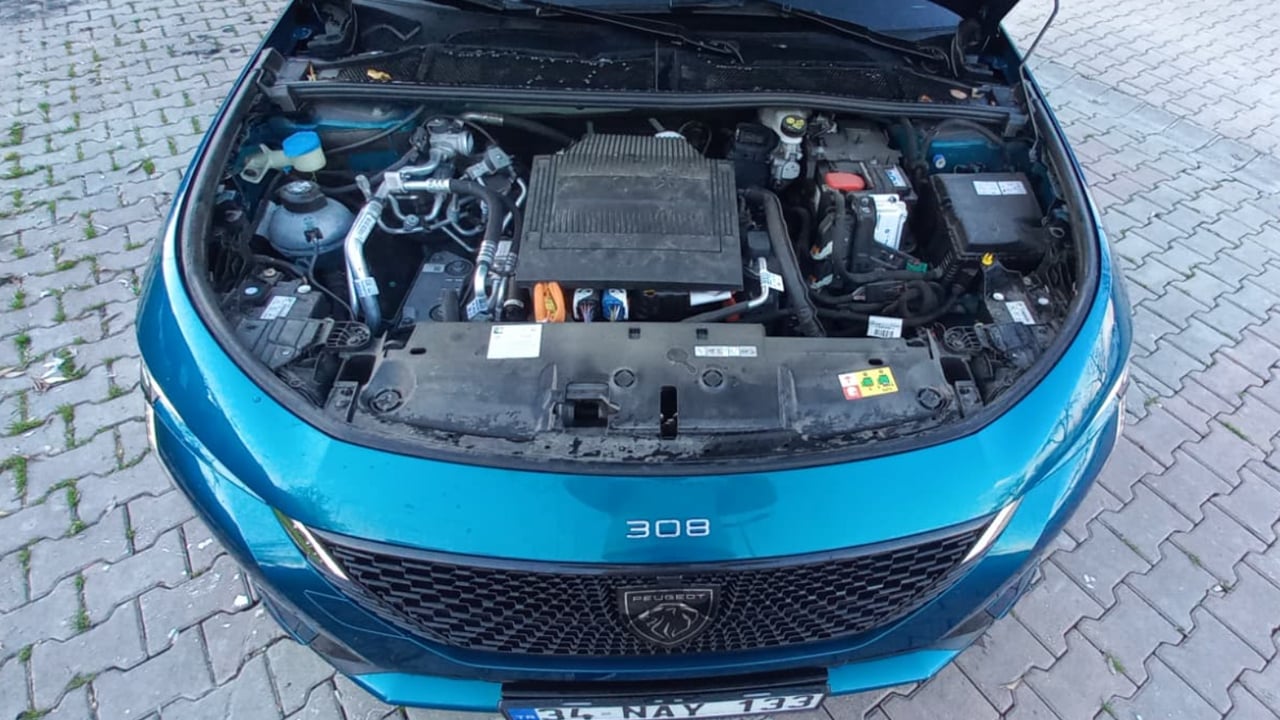 Foto - Bütçe dostu, sürüş tutkunu! Peugeot E-308 GT sessizliğiyle değil, sürüşüyle akılda kalıyor!