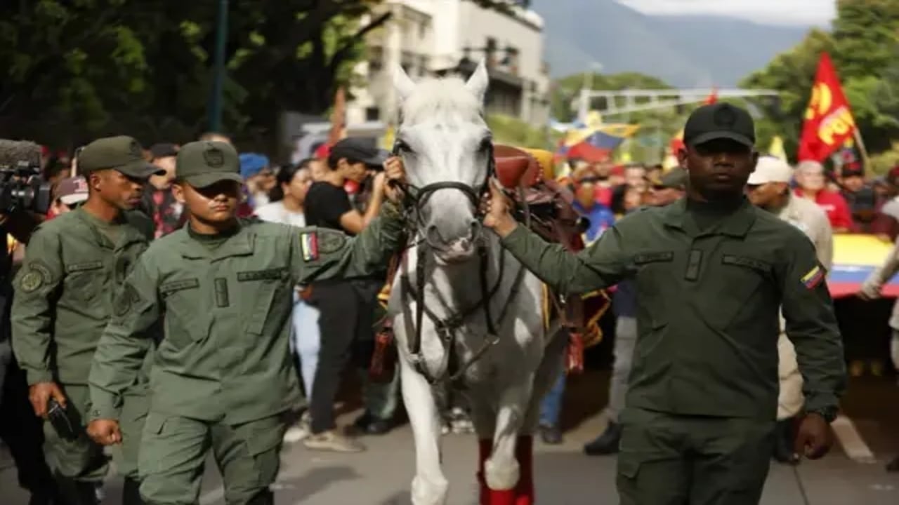 Foto - Bütün dünya bu görüntüyü konuşuyor! Üniformayı giyip Bolivar kılıcını çekti! ABD ile savaş artık an meselesi