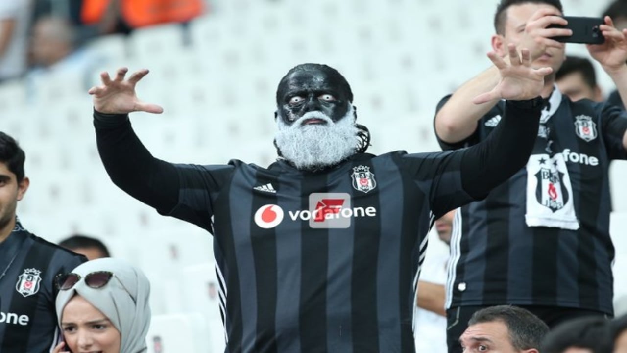 Foto - Bütün dünya bu Türk taraftarı konuşuyor! Yüzünü simsiyah boyamasının sebebi ortaya çıktı