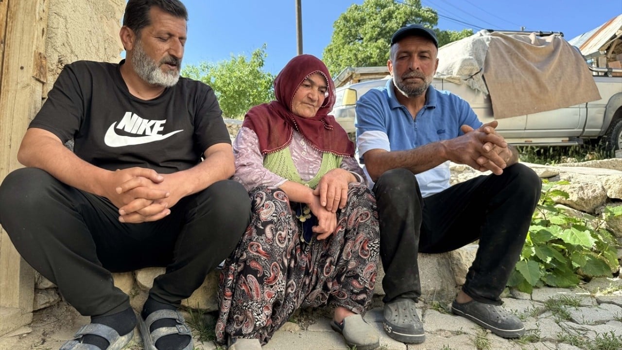 Bütün köy halkı Sultan ninenin koçunun peşinde