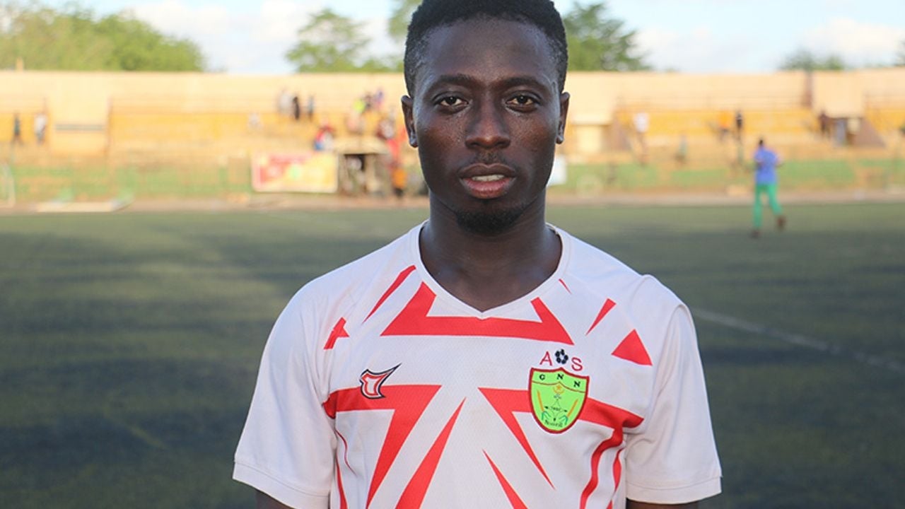 Foto - Bütün ülke şok içerisinde! Sahaya giren taraftarlar, herkesin gözü önünde futbolcunun boğazını kesti